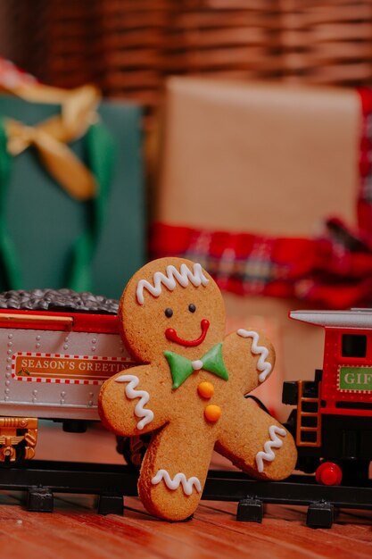 Galleta navideña con regalos y tren de juguete