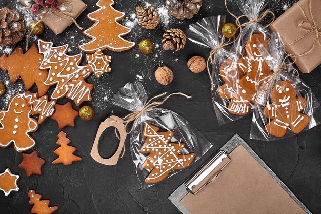 Una galleta de pan de jengibre navideña en forma de árbol de navidad en un embalaje de celofán ...