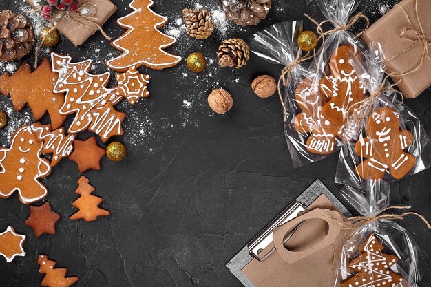 Una galleta de pan de jengibre navideña en forma de árbol de navidad en un embalaje de celofán ...