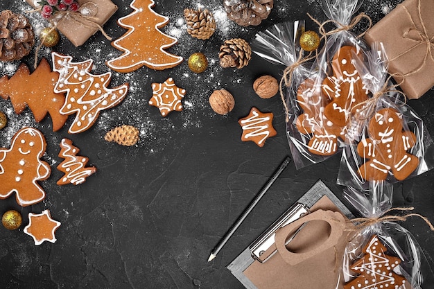 Una galleta de pan de jengibre navideña en forma de árbol de navidad en un embalaje de celofán ...