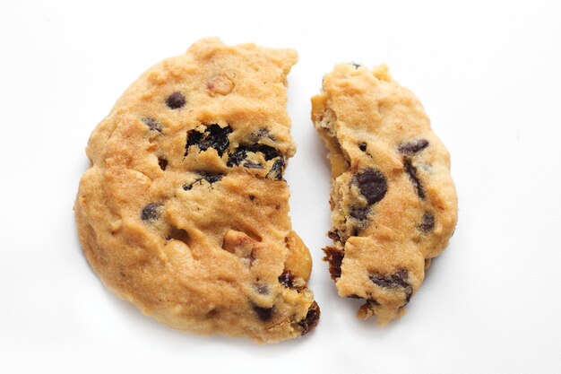 Galleta de panadería casera roto en el fondo blanco