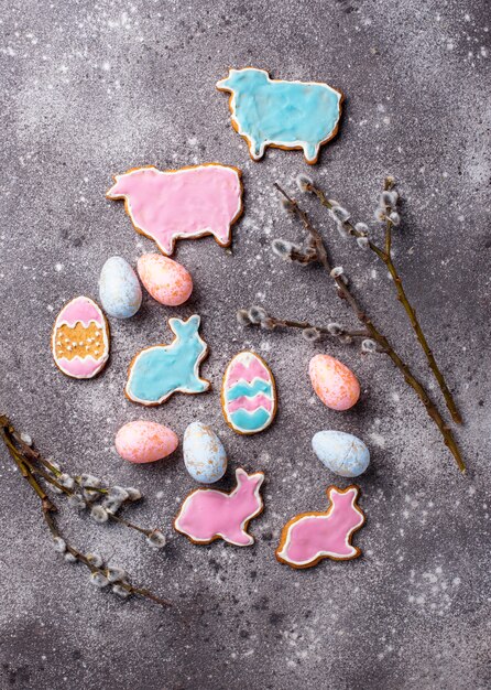 Galleta de Pascua en forma de conejito y oveja