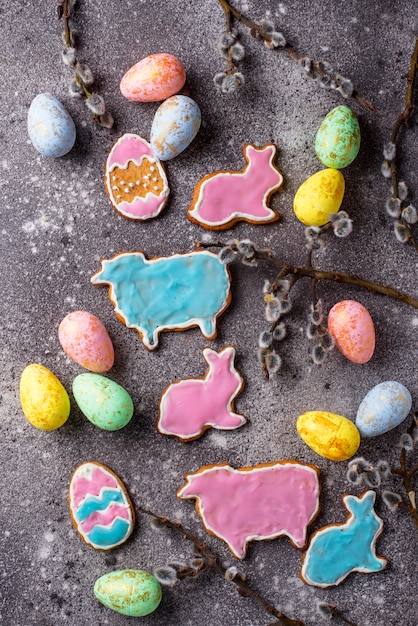 Galleta de Pascua en forma de conejito y oveja