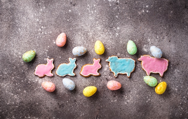 Galleta de Pascua en forma de conejito y oveja