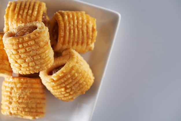 Galleta de piña de Ramadán contra el fondo blanco.