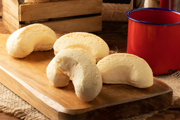 Galleta de queso típica brasileña en tabla de cortar Enfoque selectivo