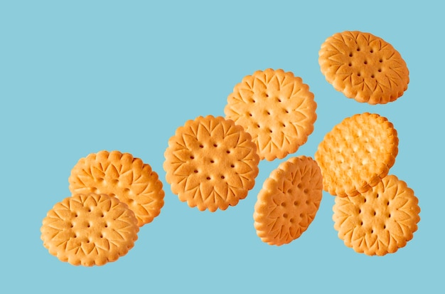 Galleta redonda volando sobre un espacio de copia de fondo azul