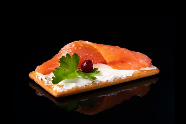 Galleta con requesón y salmón salado