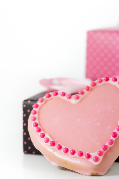 Galleta rosa en forma de corazón con glaseado.