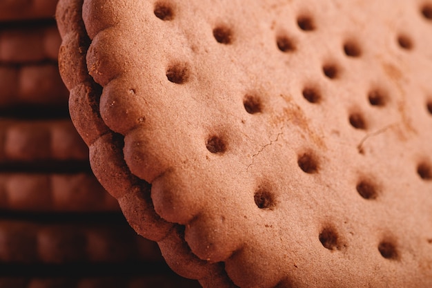 Galleta sándwich de chocolate con crema, comida dulce de la tienda, macro textura cercana