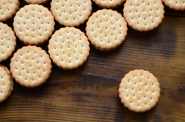 Una galleta sándwich redonda con relleno de coco.