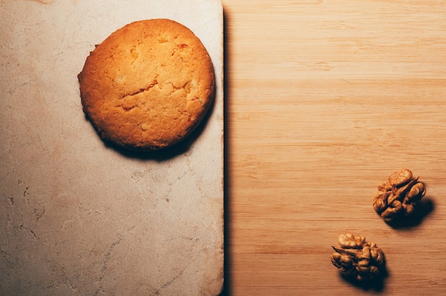 Galleta sobre una mesa de piedra con nueces