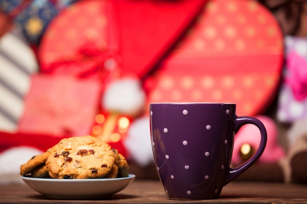 Galleta y taza de café en fondo de la Navidad.