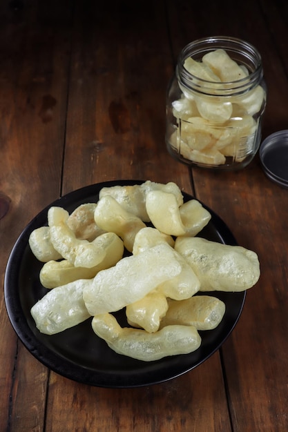 Galleta tradicional Rambak o Krecek o Jangek de Indonesia hecha de piel de ganado