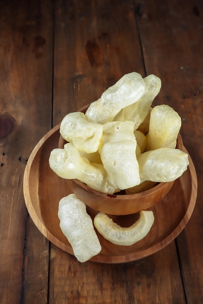 Galleta tradicional Rambak o Krecek o Jangek de Indonesia hecha de piel de ganado