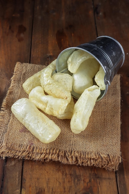 Galleta tradicional Rambak o Krecek o Jangek de Indonesia hecha de piel de ganado