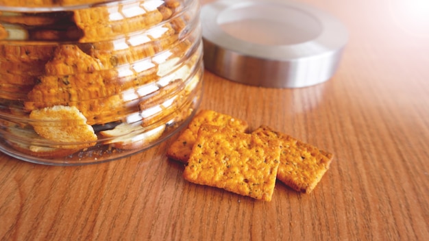 Galleta de trigo en un frasco de vidrio sobre mesa de madera. El concepto de cocina y comida.