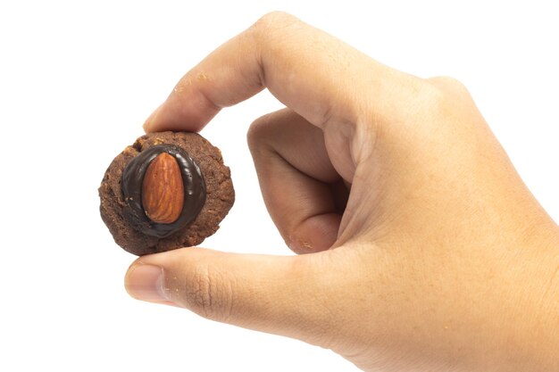 Las galletas afganas hechas a mano de chocolate y copos de maíz con almendras en la parte superior aisladas en el camino de recorte de fondo blanco