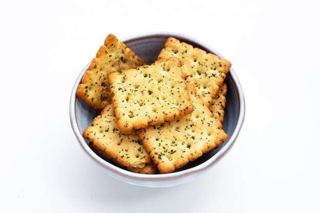 Galletas de algas en un recipiente sobre fondo blanco.