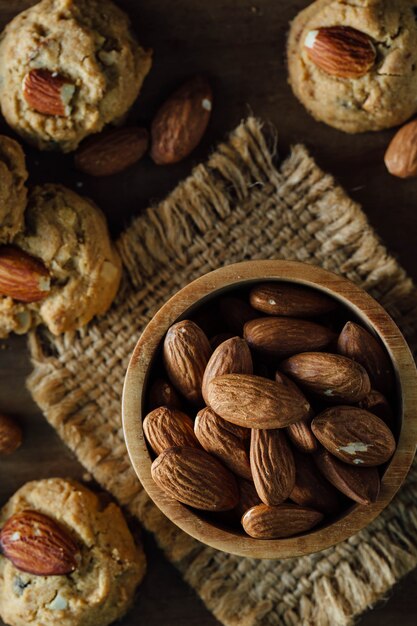 galletas de almendra en el fondo de la mesa de madera