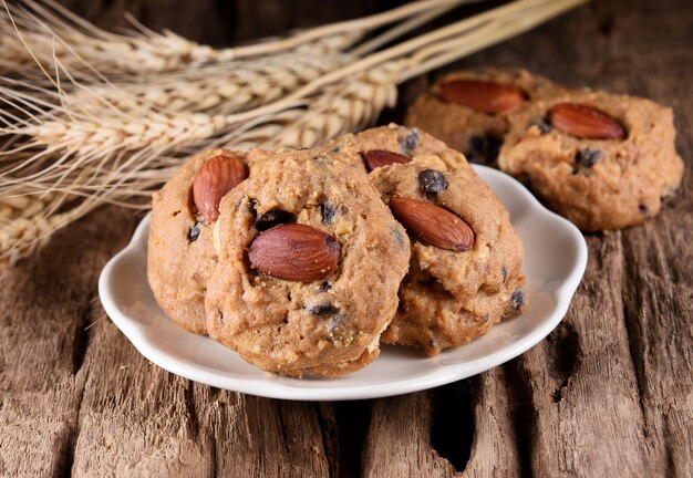 Galletas de almendra hechas en casa en fondo de madera.