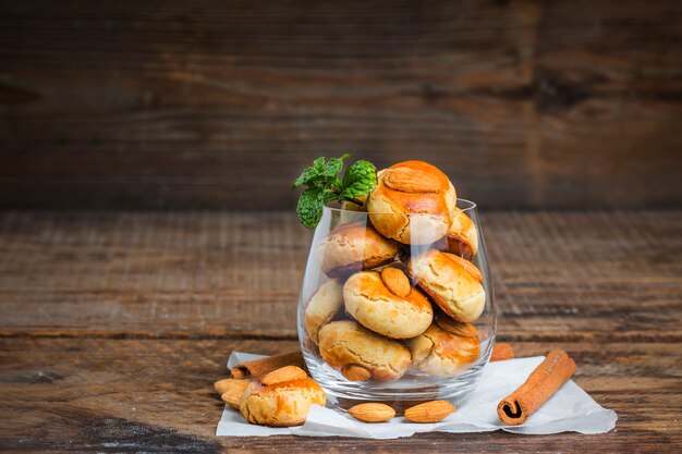 Galletas de almendra hechas en casa en un fondo mesa de madera en mal estado.