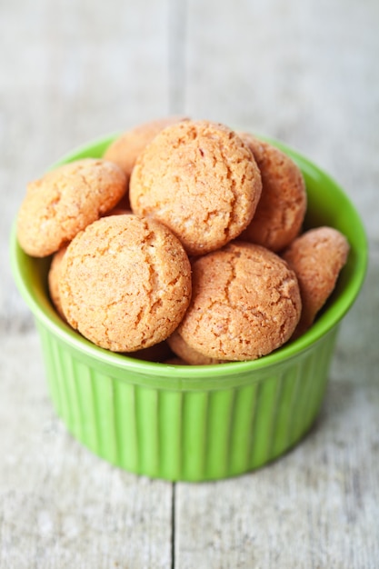 Galletas De Almendra De Merengue En Un Tazón