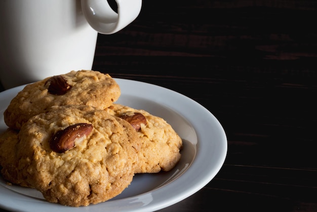 Galletas de almendras y anacardos en un plato blanco