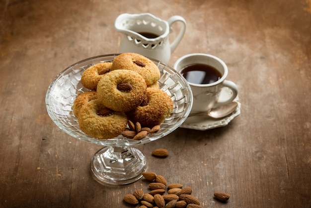 Galletas de almendras marroquíes tradicionales con taza de café