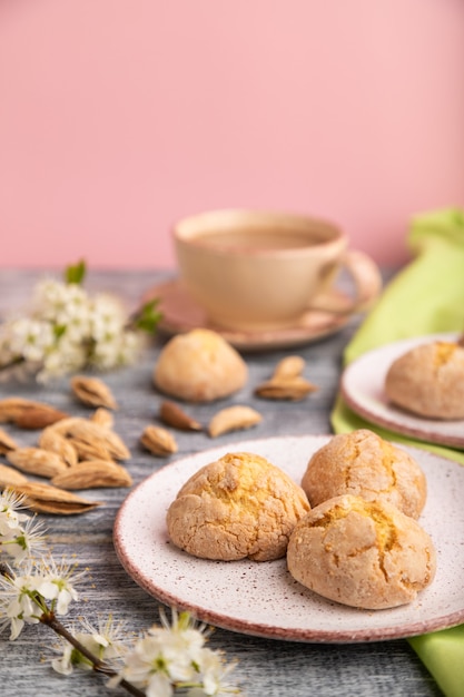 Galletas de almendras y una taza de café.