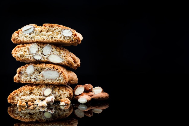 Galletas de almendras tradicionales italianas Cantucci Foto de estudio sobre fondo negro