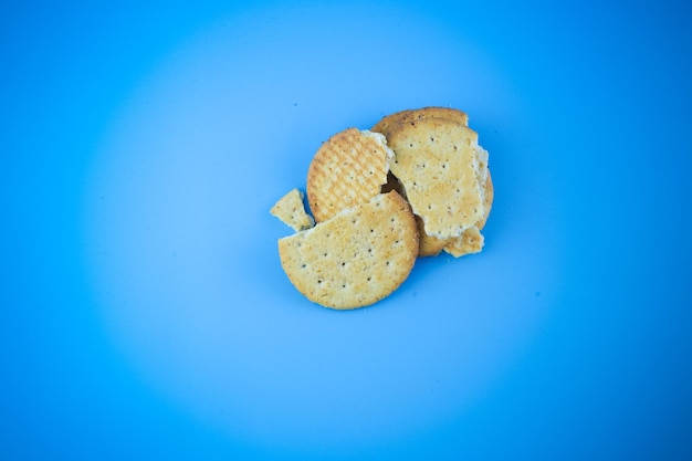 Las galletas de almidón de Jacob rotas sobre fondo azul