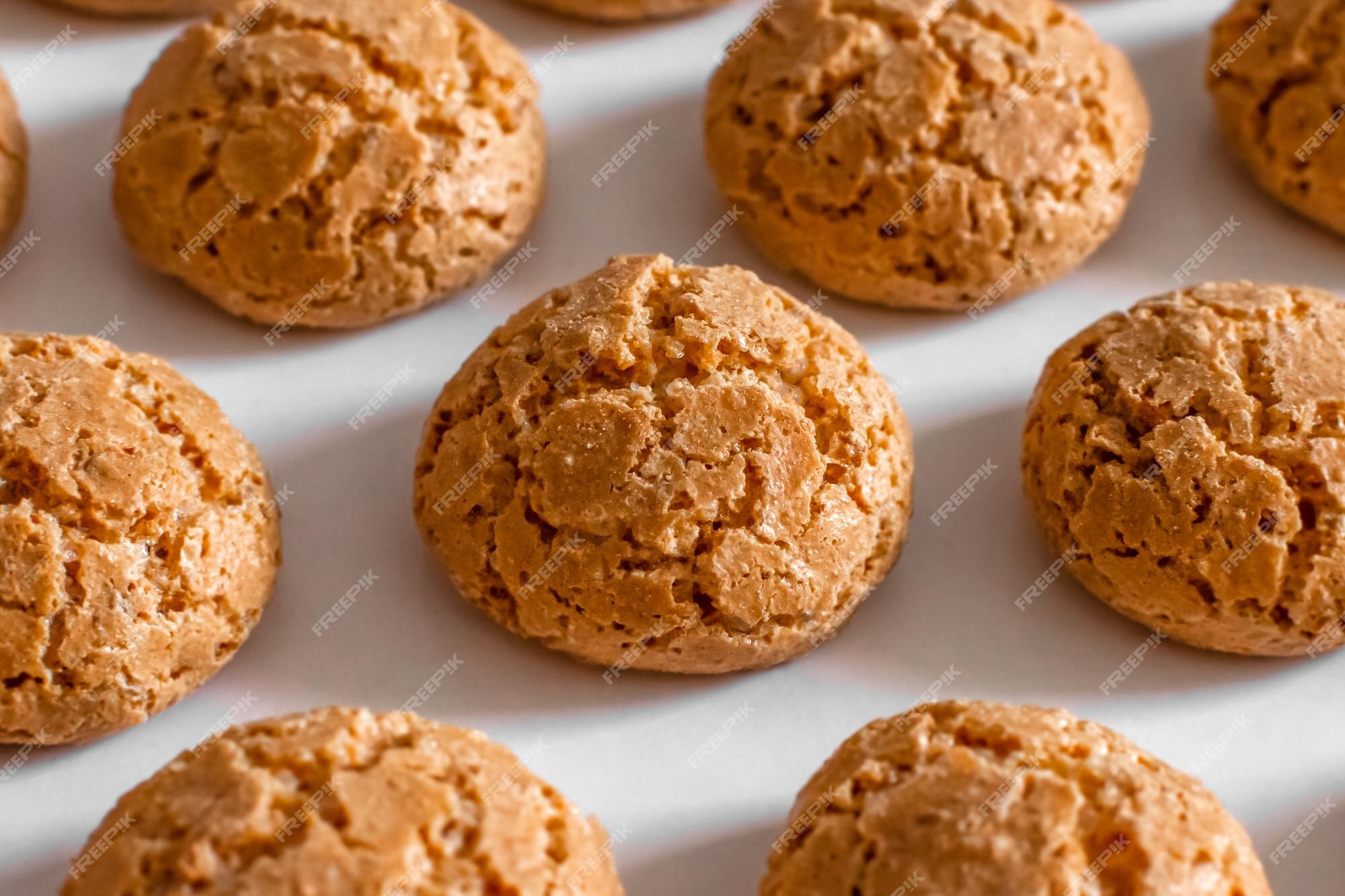 Galletas de amaretti agrietadas galletas caseras de textura para hornear |  Foto Premium