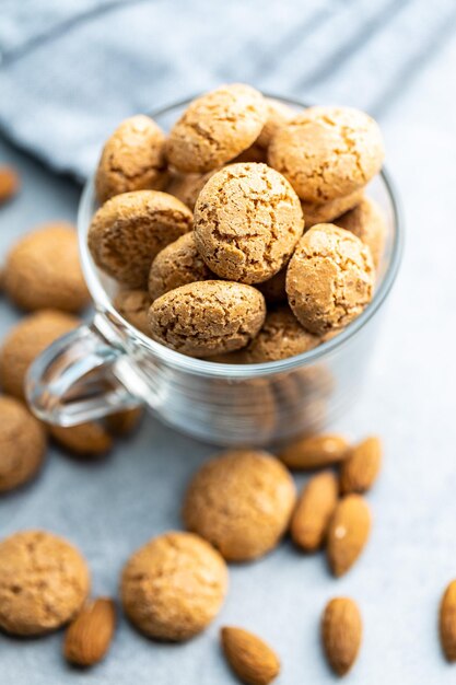 Foto galletas amaretti galletas dulces de almendras italianas en taza en la mesa de la cocina