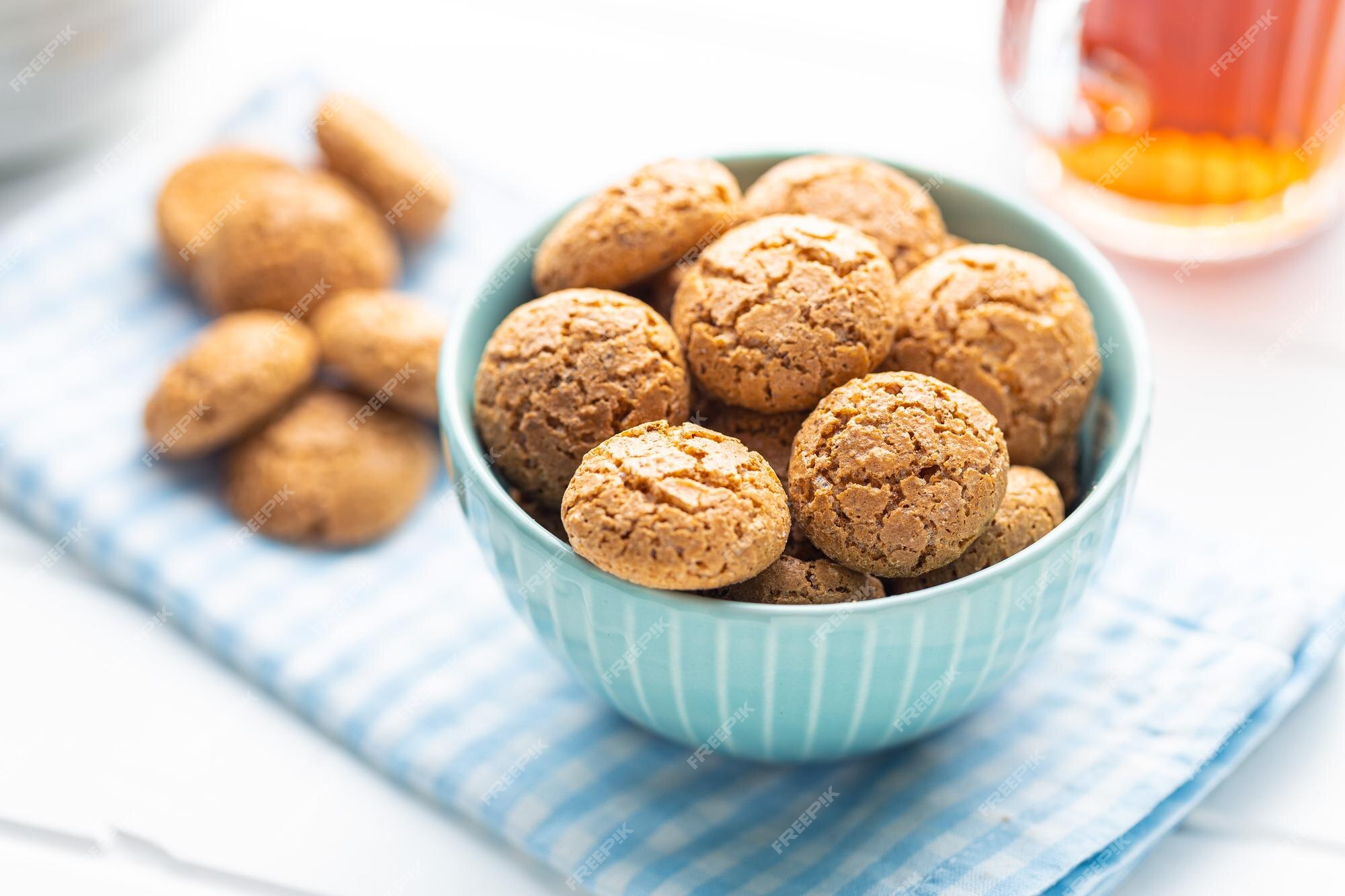 Galletas amaretti galletas dulces italianas de almendras | Foto Premium