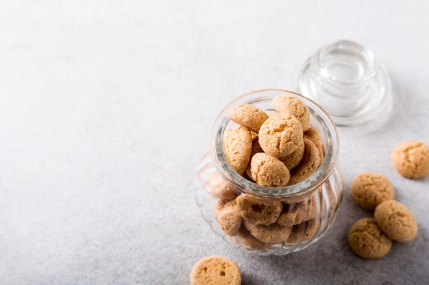 Galletas Amaretti en maceta de vidrio