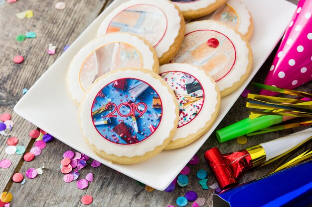 Galletas de año nuevo y confeti en blanco