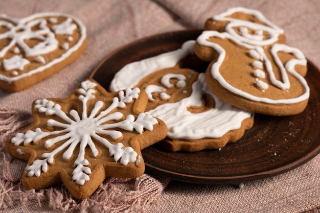 Las galletas de Año Nuevo yacen en la mesa de la cocina.