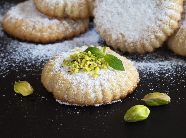 Foto galletas árabes maamoul. dulces de ramadán de cerca.