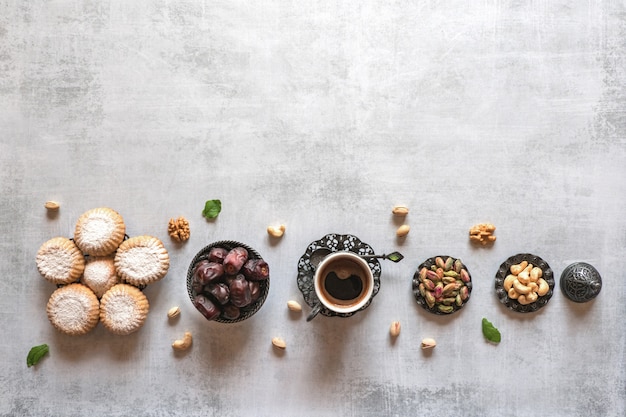 Foto galletas árabes maamoul. mesa de dulces. galletas de la fiesta islámica de el fitr.