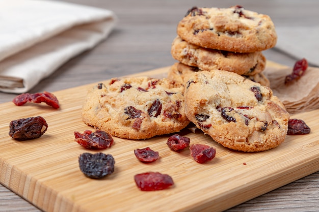 Galletas con arándanos en la mesa de la cocina