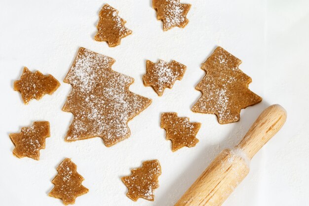 Galletas del árbol de navidad en el papel para cocer.