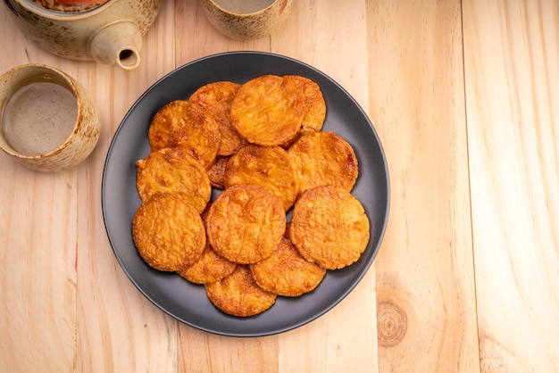 Galletas de arroz japonesas o merienda tradicional japonesa Senbei Merienda japonesa Senbei en plato negro