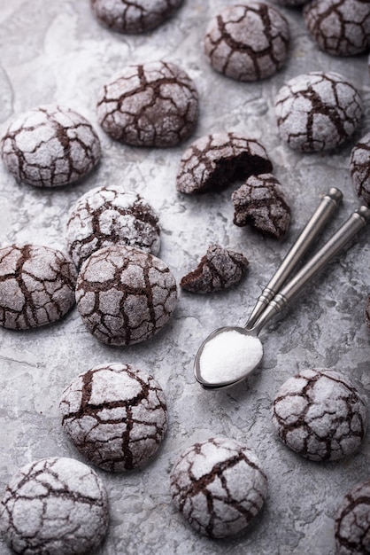 Galletas arrugadas de chocolate con grietas