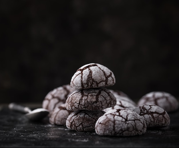 Galletas arrugadas de chocolate con grietas