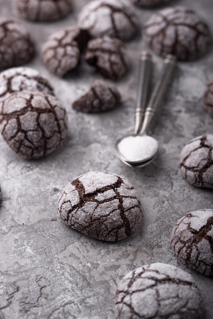 Foto galletas arrugadas de chocolate con grietas