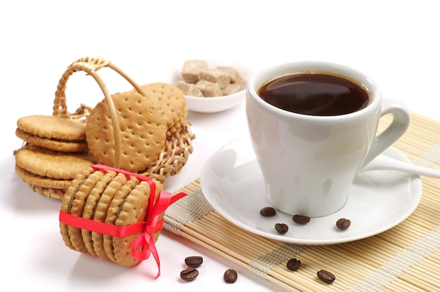 Galletas atadas con cinta roja y taza de café