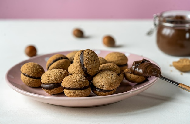 Las galletas de avellana baci di dama o lady39s kisses son un postre tradicional italiano hecho como un sándwich con dos galletas y crema de chocolate