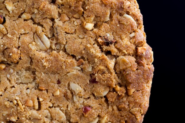 Galletas de avena con la adición de frutas secas y varios tipos de nueces, incluido el maní, galletas de avena con maní