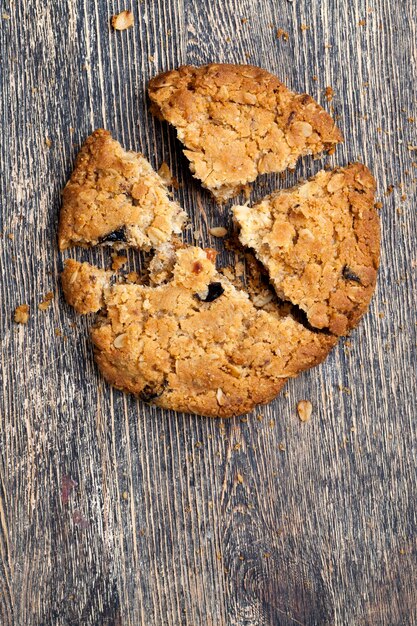 Foto galletas de avena con la adición de frutas secas y varios tipos de nueces, incluido el maní, galletas de avena con maní